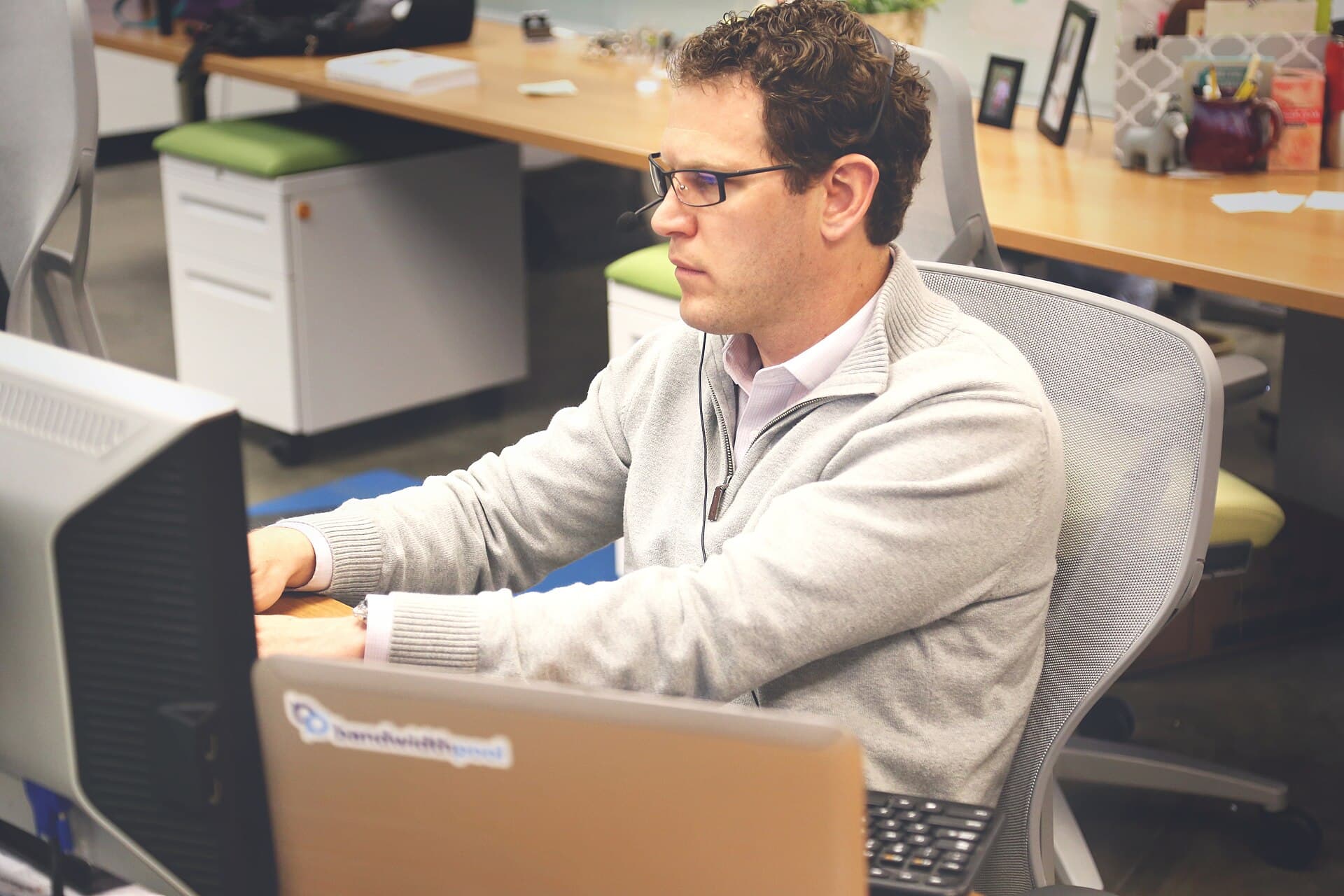 Modern workspace desk representing a Winscloud Matrix hosted remote desktop