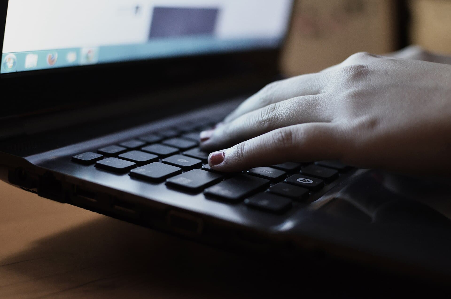 Person working on a laptop connected to a hosted remote desktop
